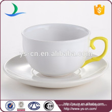 Современная белая керамическая кофейная чашка с желтой ручкой Доступен OEM